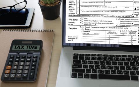 IRS Income Tax Day 2021 Deadline Extended? Learn More About E-Filing in Under 5 Minutes.